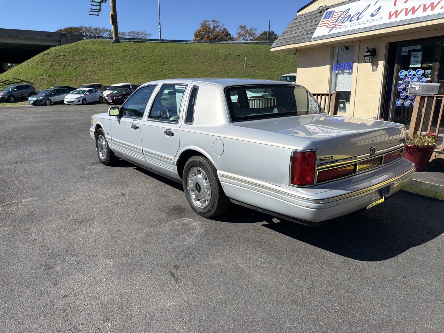 1996 Silver Lincoln Town Car Cartier (1LNLM83W2TY) with an 4.6L V8 SOHC 16V engine, 4A OD transmission, located at 5700 Curlew Dr., Norfolk, VA, 23502, (703) 554-4373, 36.841885, -76.209412- Photo#1