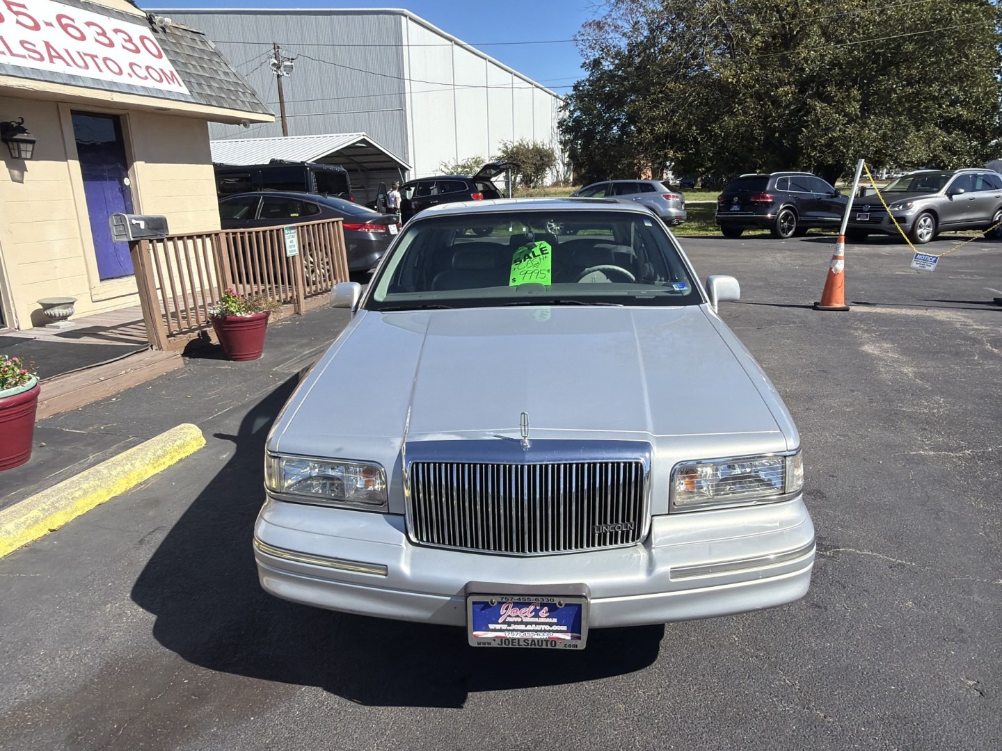 1996 Silver Lincoln Town Car Cartier (1LNLM83W2TY) with an 4.6L V8 SOHC 16V engine, 4A OD transmission, located at 5700 Curlew Dr., Norfolk, VA, 23502, (703) 554-4373, 36.841885, -76.209412- Photo#4