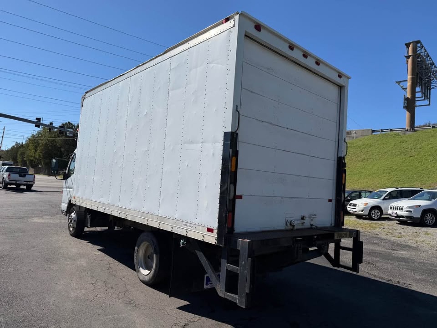 2012 WHITE /Blue Mitsubishi Fuso FEC72S (JL6BNG1AXCK) , Automatic transmission, located at 5700 Curlew Drive, Norfolk, VA, 23502, (757) 455-6330, 36.841885, -76.209412 - -2012 Mitsubishi Fuso Diesel -108k Miles -16ft box with lift gate -New state inspection -Ready to work again -Virginia dealer $250 processing fee included in price- Photo#3