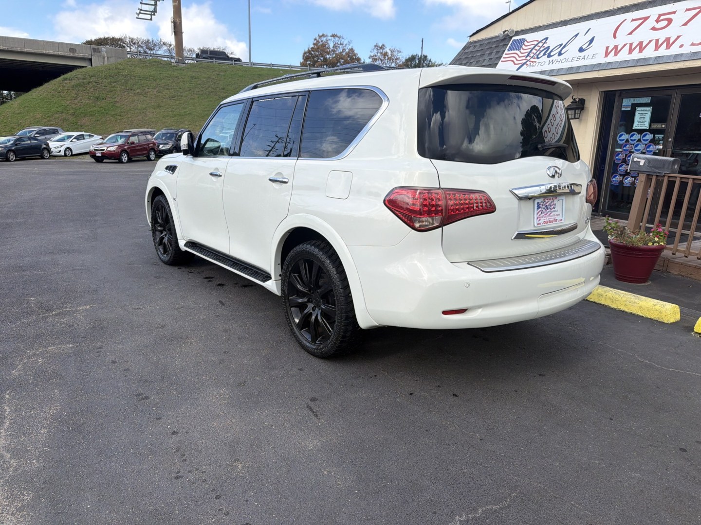 2012 WHITE Infiniti QX56 4WD (JN8AZ2NEXC9) with an 5.6L V8 DOHC 32V engine, 5-Speed Automatic transmission, located at 5700 Curlew Drive, Norfolk, VA, 23502, (757) 455-6330, 36.841885, -76.209412- Photo#1