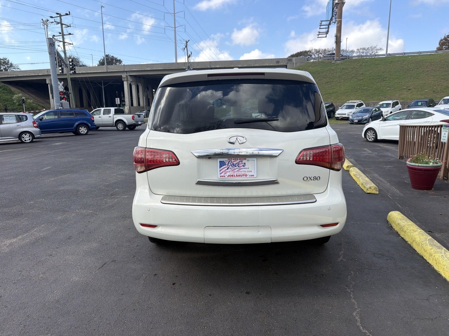 2012 WHITE Infiniti QX56 4WD (JN8AZ2NEXC9) with an 5.6L V8 DOHC 32V engine, 5-Speed Automatic transmission, located at 5700 Curlew Drive, Norfolk, VA, 23502, (757) 455-6330, 36.841885, -76.209412- Photo#2