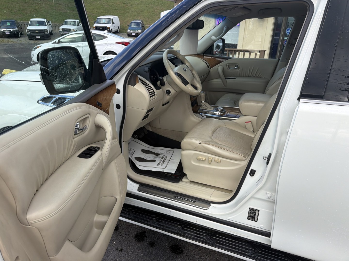 2012 WHITE Infiniti QX56 4WD (JN8AZ2NEXC9) with an 5.6L V8 DOHC 32V engine, 5-Speed Automatic transmission, located at 5700 Curlew Drive, Norfolk, VA, 23502, (757) 455-6330, 36.841885, -76.209412- Photo#5
