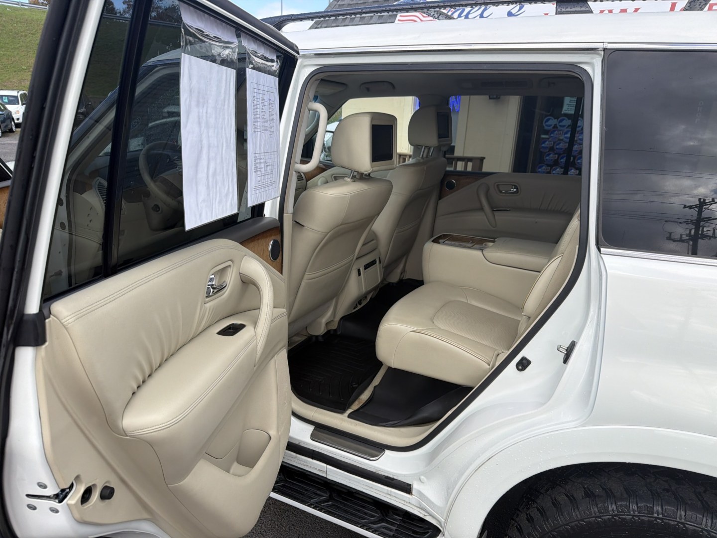 2012 WHITE Infiniti QX56 4WD (JN8AZ2NEXC9) with an 5.6L V8 DOHC 32V engine, 5-Speed Automatic transmission, located at 5700 Curlew Drive, Norfolk, VA, 23502, (757) 455-6330, 36.841885, -76.209412- Photo#7