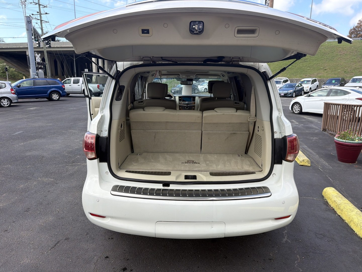 2012 WHITE Infiniti QX56 4WD (JN8AZ2NEXC9) with an 5.6L V8 DOHC 32V engine, 5-Speed Automatic transmission, located at 5700 Curlew Drive, Norfolk, VA, 23502, (757) 455-6330, 36.841885, -76.209412- Photo#10