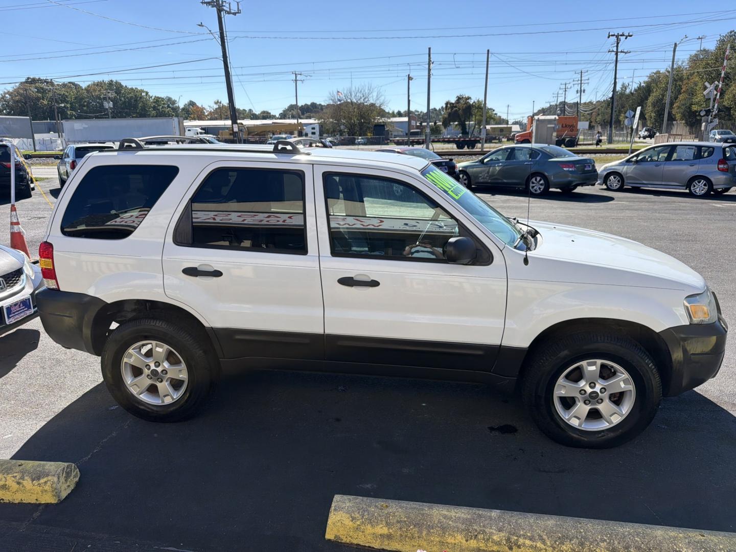 2007 WHITE Ford Escape XLT 2WD 2.3L (1FMYU03Z57K) with an 2.3L L4 DOHC 16V engine, 4A OD transmission, located at 5700 Curlew Drive, Norfolk, VA, 23502, (757) 455-6330, 36.841885, -76.209412- Photo#3