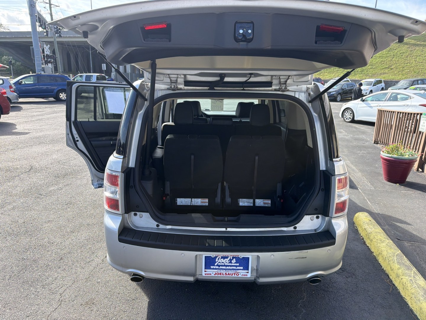 2014 Silver Ford Flex SEL FWD (2FMGK5C80EB) with an 3.5L V6 DOHC 24V engine, 6-Speed Automatic Overdrive transmission, located at 5700 Curlew Dr., Norfolk, VA, 23502, (703) 554-4373, 36.841885, -76.209412- Photo#10